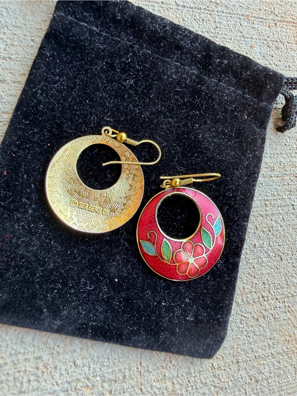 Sea Gems UK vintage Gold-Tone Red Floral Enamel Hoop Earrings